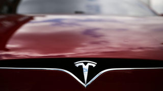 Arrestan a <i>influencer</i> por viajar en su Tesla en piloto automático desde el asiento trasero